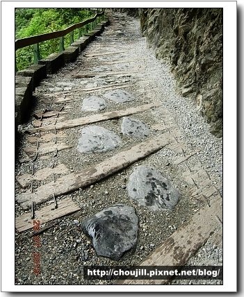 當地原住民徒手建造的步道喔