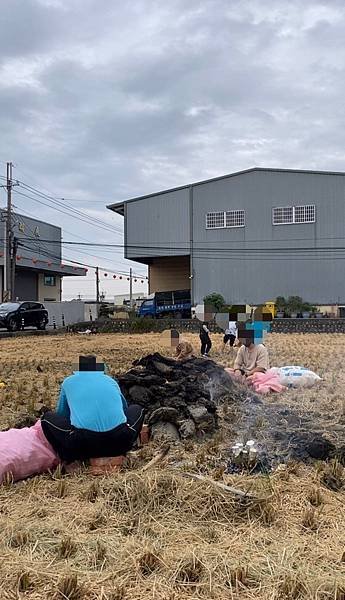 陪著孩子們控窯去，控窯雞腿、地瓜、雞蛋、奶油玉米，從被料到堆