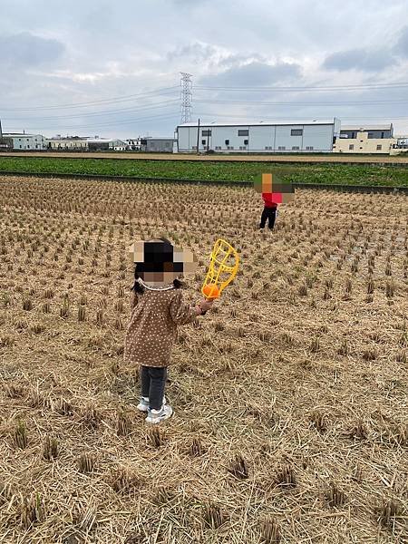 陪著孩子們控窯去，控窯雞腿、地瓜、雞蛋、奶油玉米，從被料到堆