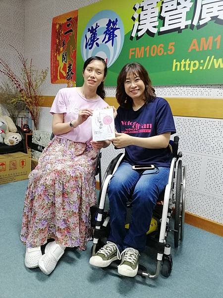 手拿新書與余秀芷正面合照.jpg