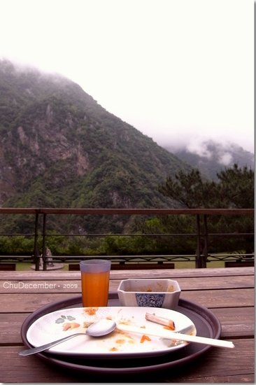 在戶外吹吹風看看山景，不知不覺就把飯吃光光～