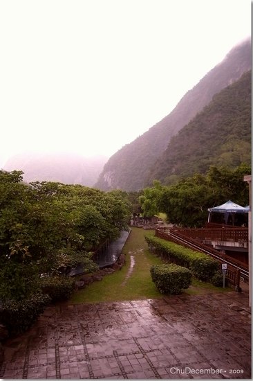 下起了大雨，先在遊客中心躲個雨、問個路