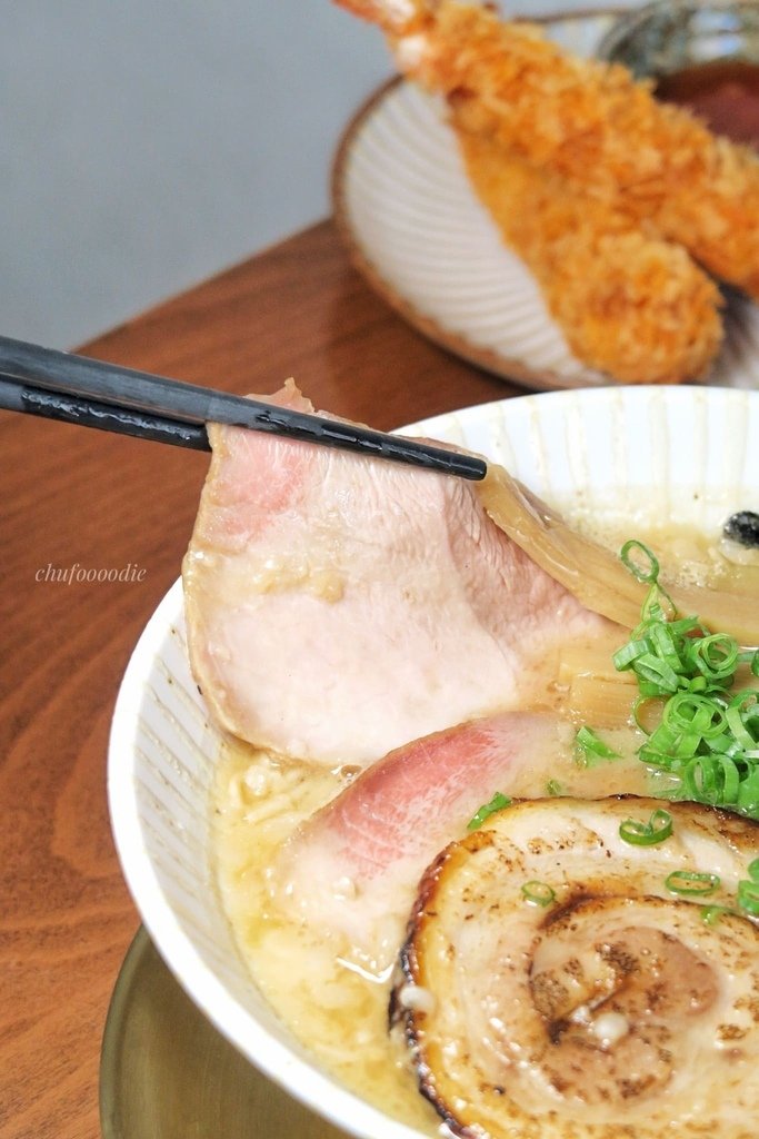 貳水拉麵-濃豚骨厚叉燒價格親民的高雄排隊美食~高CP值高雄三