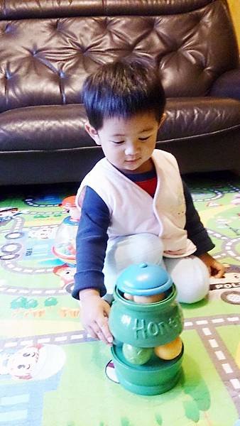 1Y10M-轉轉維尼熊-1.JPG