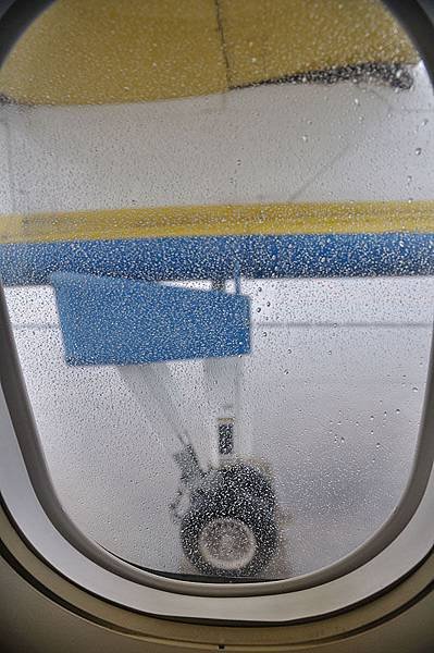 窗外的暴雨下到什麼都看不清楚了