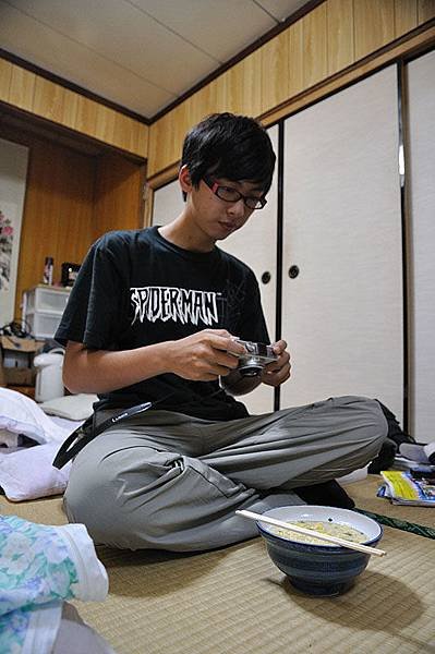 回民宿休息一下，先吃個泡麵當晚餐...