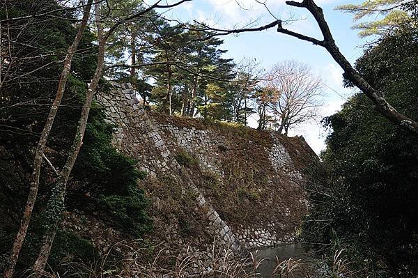 上野城護城河以及高聳的石垣