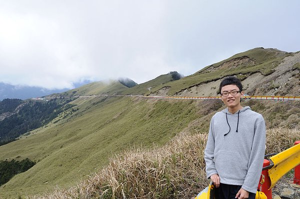 在路邊幫阿平拍一張