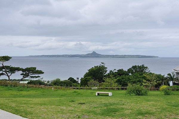 眺望遠方的伊江島