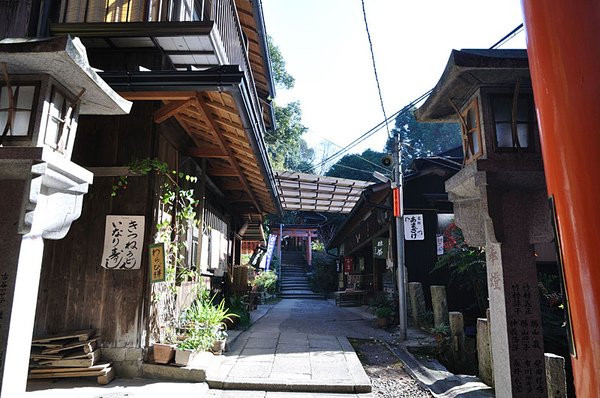 中途會有些茶店餐館提供休息