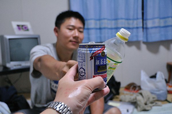 在樓下的自動販賣機買了飲料小小慶祝一下!!