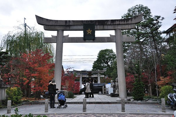 剛好在等紅綠燈的時候停到了「晴明神社」前面