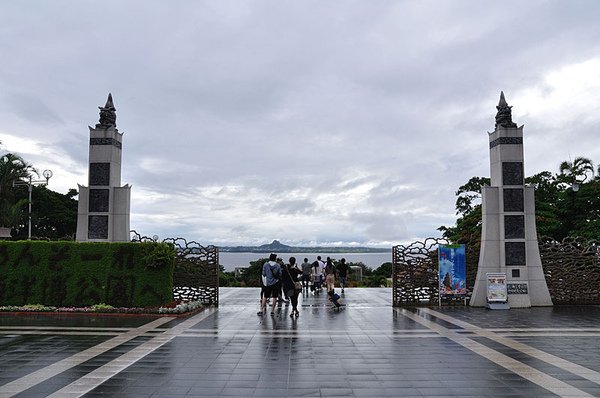 海洋博公園門口遠眺伊江島