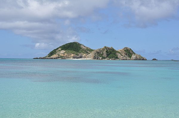 大約兩公里遠的對面有顆小島