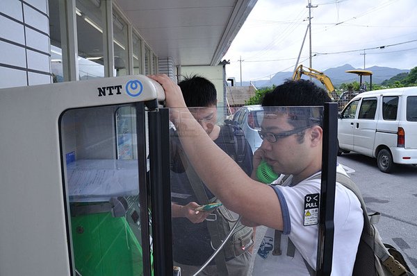 小胖打電話聯絡別家租車行