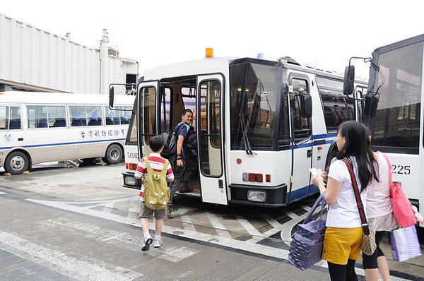 接駁車來接我們上飛機~