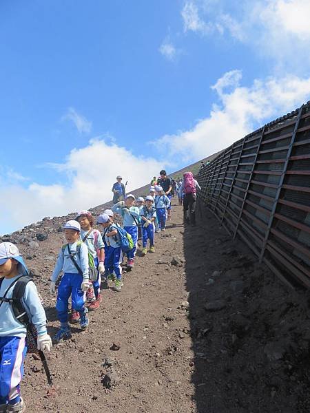 【日本爬山】一家四口初次攻頂富士山成功