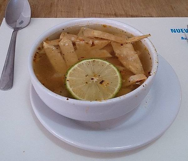 sopa de lima 墨幣$44 Yucatan 料理有名的檸檬草雞湯