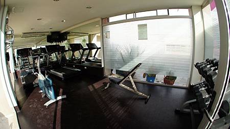 Puebla NH hotel 泳池旁的GYM