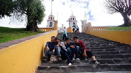 Santuario de nuestra señora de los Remedios教堂大門樓梯上