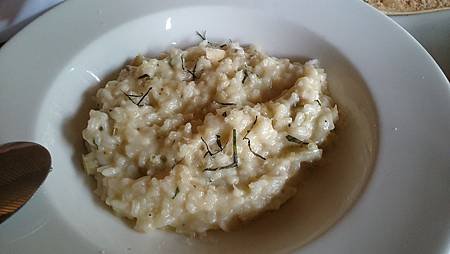 Risotto $157, 也是當日菜單才有 ，但就如老公說的 ，這道料理看似簡單 ，但火候控制困難 ，若是不常煮的廚師 ，很難煮的軟硬適中 ，目前為止 ，吃過很多家risotto的老公 ，也只有Queretaro一家讓他滿意 ，所以這家的risotto不行 ，偏硬了些 。