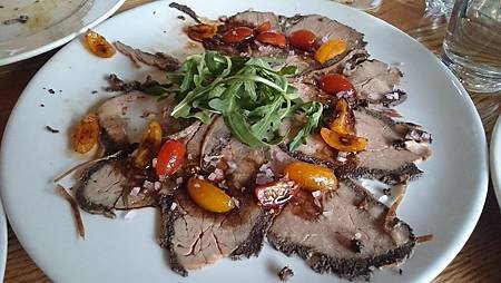 Carpaccio de angus $114, 是當日特有的菜單 ，比想像中的好吃 ，肉質柔軟 ，香料入味 ，不錯 ！