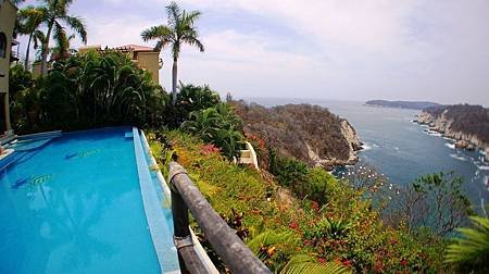 Huatulco D1 Villas Palma turtle別墅, 泳池旁邊有小路, 所以不用擔心吊下山崖啦~