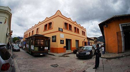 我們打算去逛琥珀博物館,但不知道其實有兩家, 到了這家Museo de Ambar Lilia Mijangos, 便以為是唯一的琥珀博物館(後來看地圖才知道不是這家), 但這家的琥珀製品更精緻, 當然價錢也比較高, 這家博物館裡面不能照相, 所以沒有照片