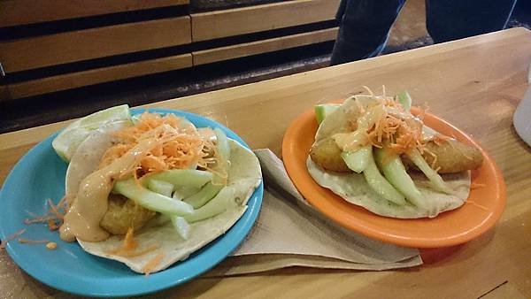 左: Taco pita de camaron蝦 $25 右: Taco pita de pescado魚 $19 炸蝦/魚搭配大黃瓜片與紅蘿蔔絲+chipotle醬, 口味挺清爽的, 個人覺得魚比蝦好吃~