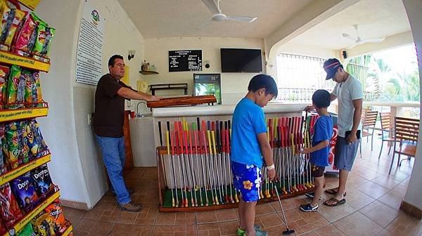 八天假期中, 我們去了2次Mini Golf, 因為兒子打完第一次後, 覺得好玩, 就又去打第二次~兒子挑球竿中~