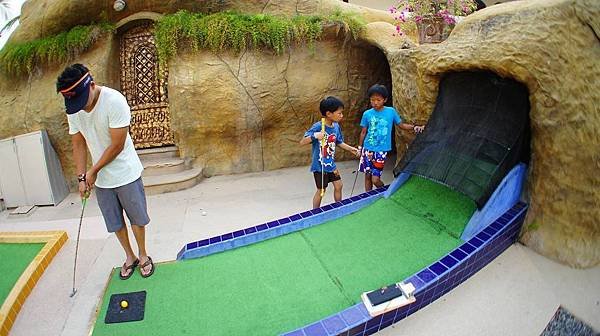 Mini Golf 最後一洞, 球進去後, 就拿不到囉~