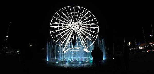 摩天輪與噴水池夜景