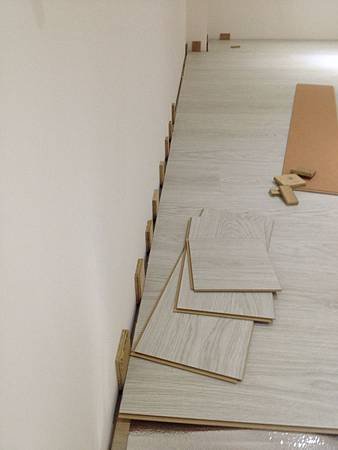 層就EGGER地板施工 (3).JPG