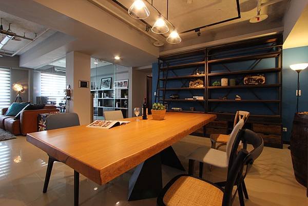 采尹設計_裝潢設計_工業風_Loft_國泰上品硯_GODI傢俱_餐廳空間開燈.JPG