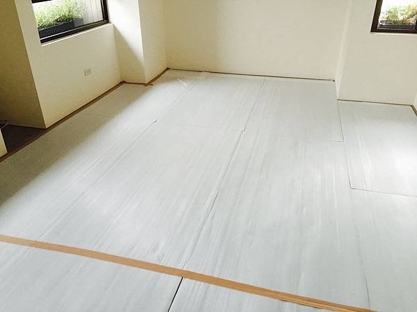 主臥室地面防謢