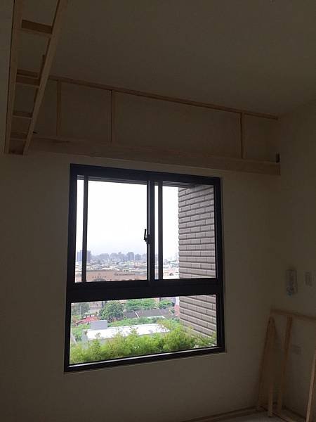 主臥室天花板角材施工 預留窗簾盒.jpg