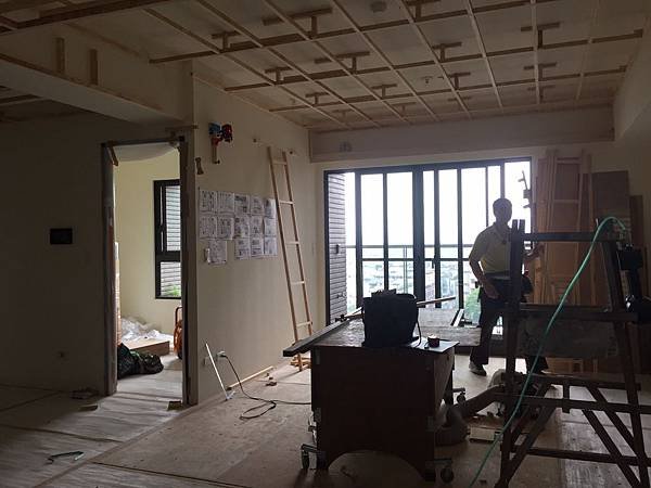 客廳空間天花板角材施工中.jpg