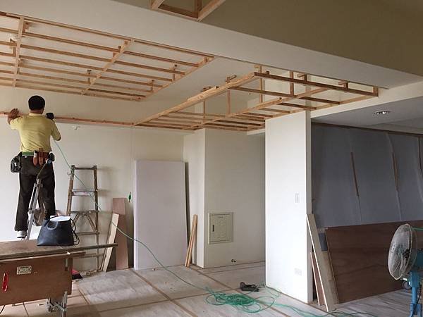 玄關入口天花板角材施工中.jpg
