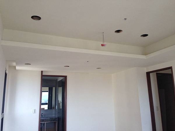 登陽廊香 主臥室天花板燈具挖孔完成 天花板底漆已施工.jpg