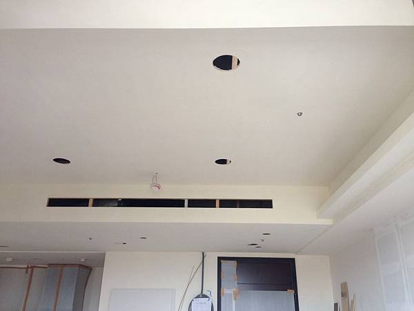 登陽廊香 玄關空間天花板燈具挖孔完成 待修改誤挖燈具孔 油漆底漆工程完成.jpg