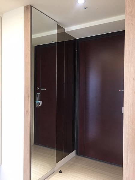 惠宇新觀 玄關空間鏡箱施工完成.jpg