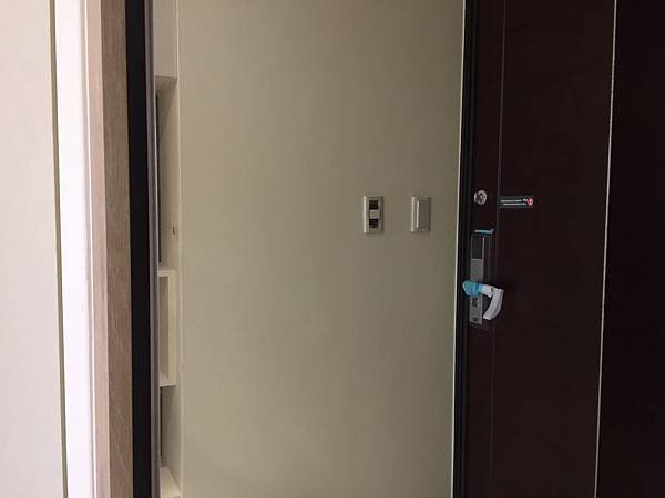 惠宇新觀 玄關空間鏡箱側邊收尾工程施工完成.jpg