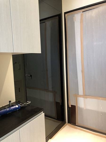 惠宇建設 惠宇新觀Q戶 玄關空間黑鏡貼附完成、下方系統踢腳板貼附施工完成.jpg
