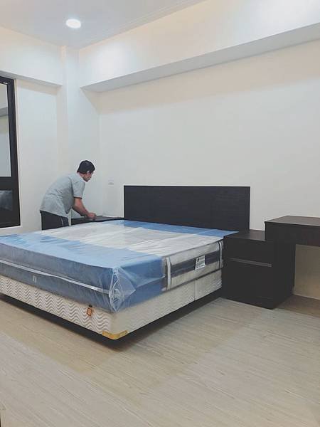 苗栗敦藏御品 主臥室床組家具進場.jpg