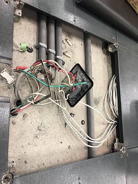 台中辦公室 網路架高原有線路保留並另外拉線處理.jpg