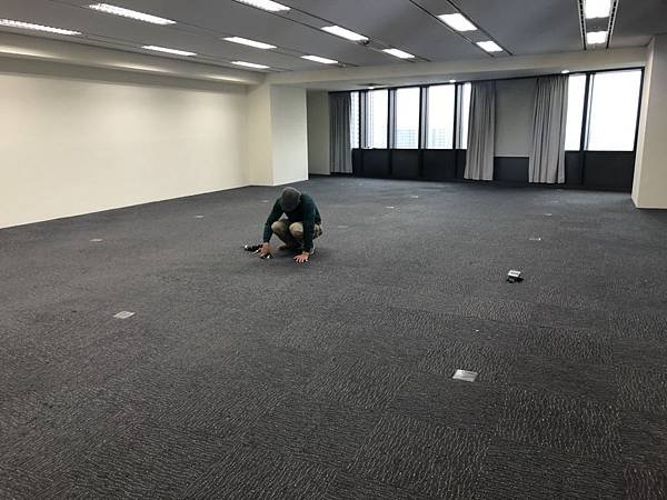 台中辦公室 彈跳式地插拉線施工前置作業 (1).jpg