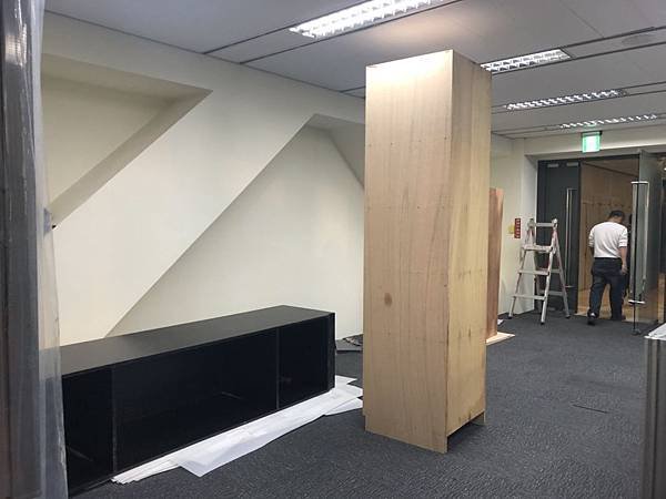 台中辦公室 木作收納櫃桶身進場 (2).jpg