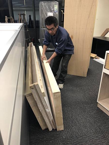 台中辦公室 木作造型屏風進場 待批土刷漆處理.jpg