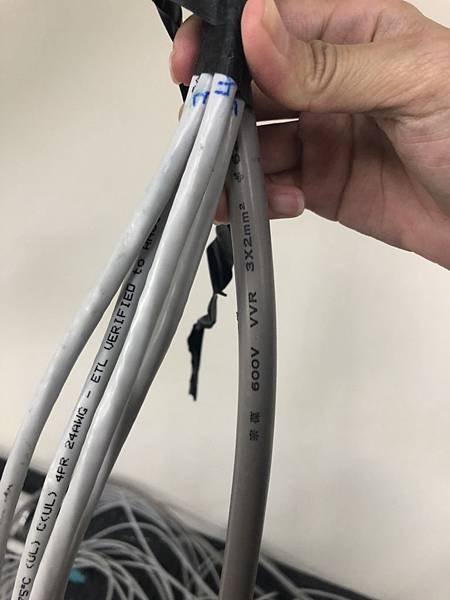 台中辦公室 專用電纜線拉線完成.jpg