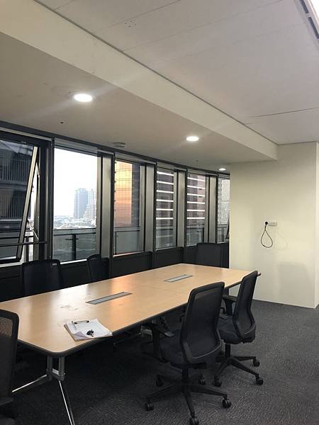 台中辦公室 討論區天花板燈具安裝完成.jpg